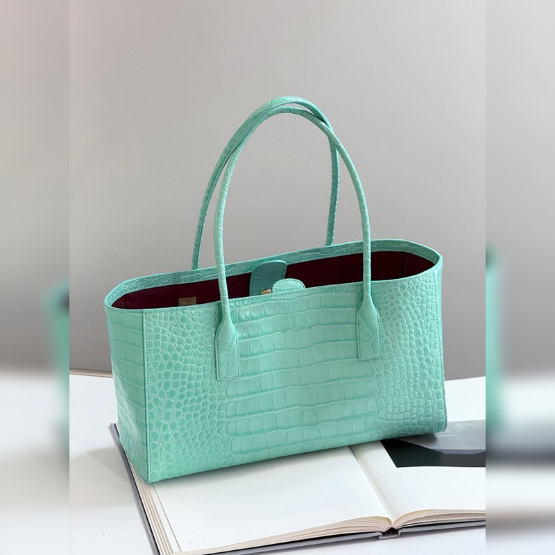 Green Large-Capacity Hand-Held Shoulder Bag with Exquisite Crocodile Pattern Tote Bag for Women 2026 New High-End Underarm Bag for Summer Green Large-Capacity Hand-Held Shoulder Bag with Exquisite Crocodile Pattern Tote Bag for Women 2026 New High-End Underarm Bag for Summer