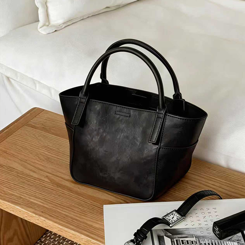 Black Genuine Leather Handbag for Women, 2026 New Model, High-End Luxury Niche Design, Super Popular for Work, Hand-Carry Bag