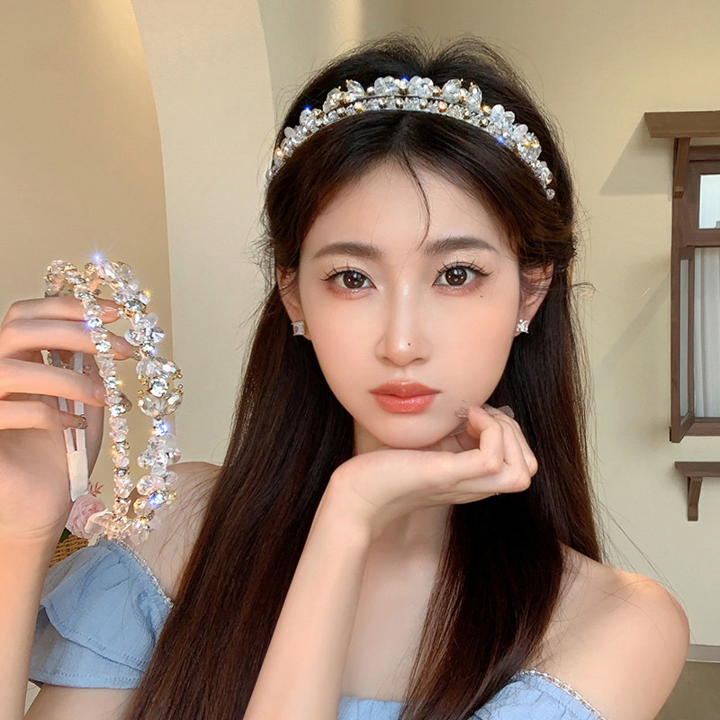 French high-end retro pearl headband with hole opener, sophisticated and elegant style, perfect for ladies.