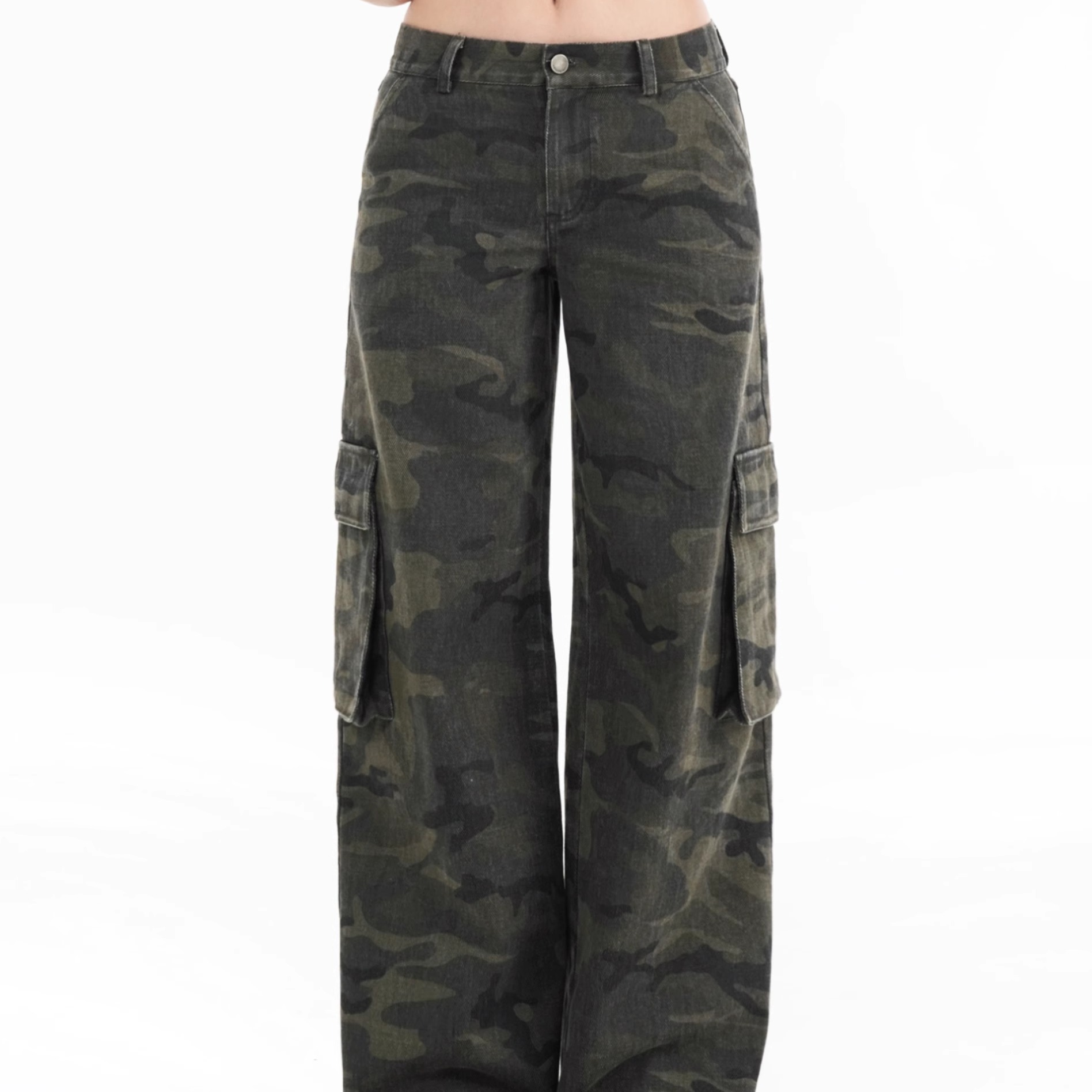 ジム・ケネットのウォッシュ加工を施したヴィンテージカモフラージュプリントのミッドライズオーバーオール