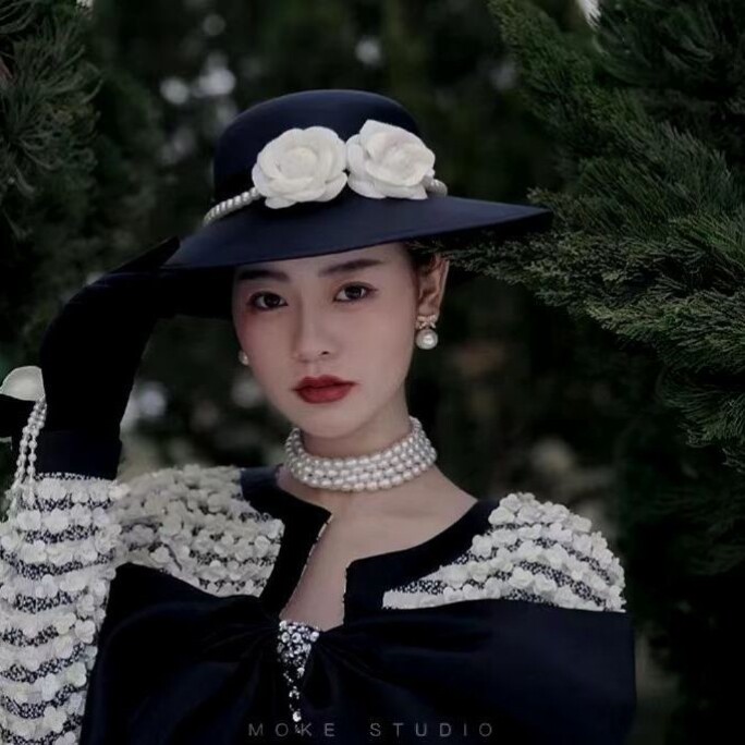 Lady hat British French elegant black camellia pearl edging Hepburn hat photo studio retro