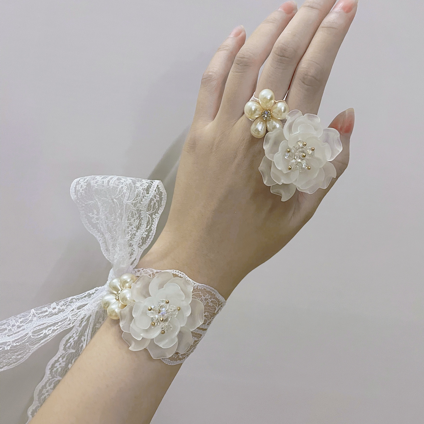 Pearl wrist flower knot wedding bridesmaid sister group ins lace bride stage through white beautiful hand flower fairy spirit