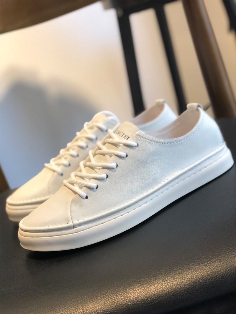 European station with breathable soft black slab shoes in 2022 summer new leather small white shoes male