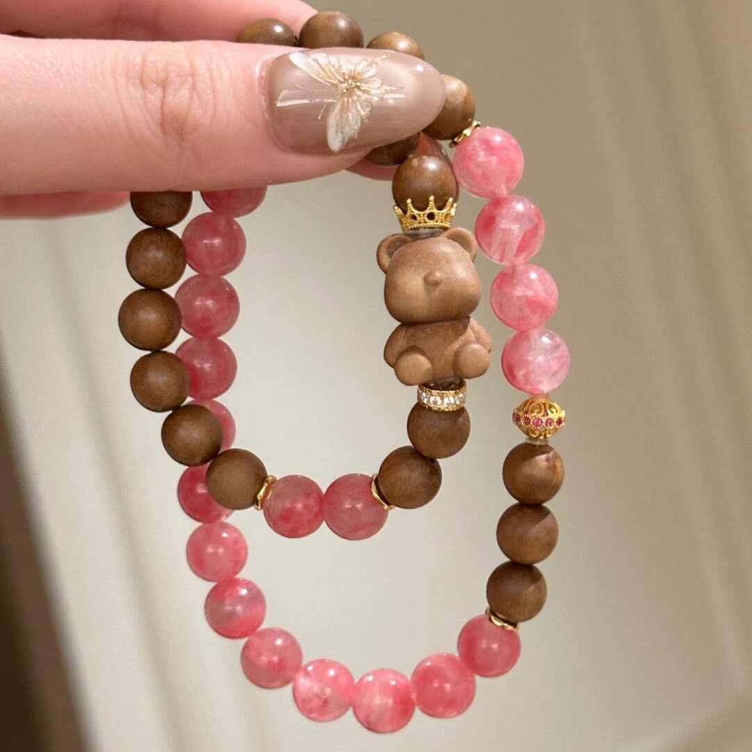 天然のバラ色の光沢を持つ桜の雨のようなバラの石と、インド産白檀のクマのデザインを組み合わせた、二重ループの女性用ブレスレット。文化的、芸術的な用途に幅広くお使いいただけます。