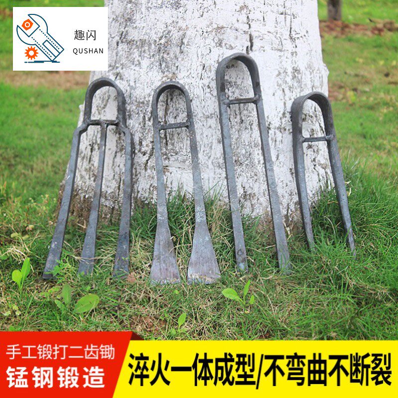 The harrowing agricultural two-tooth hoe used in the land to dig up the ground and ground the old-fashioned digging of agricultural tools The agricultural tool is large and full of two teeth