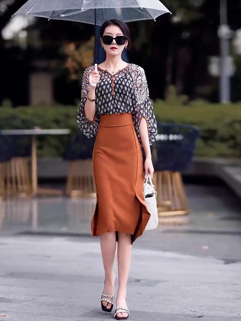 Salt style wears Yujie's two-piece summer light and mature style women's clothing with Hong Kong style chic tops and beautiful skirts