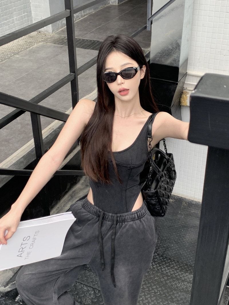 Women's Short Sexy Low-cut Halter Jumpsuit Image 9