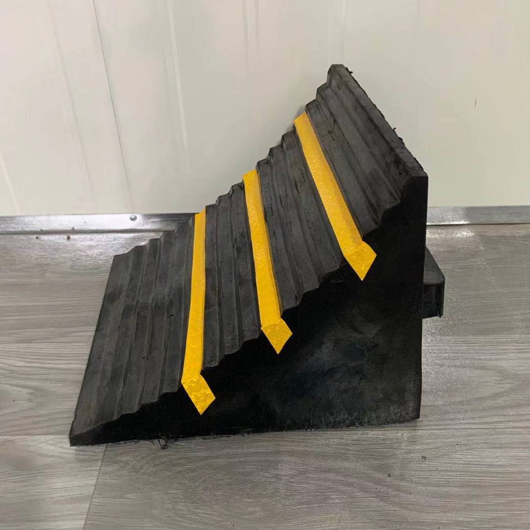 Rubber solid parking locator Triangular wooden wheel stopper Large truck tanker stopper tire stopper