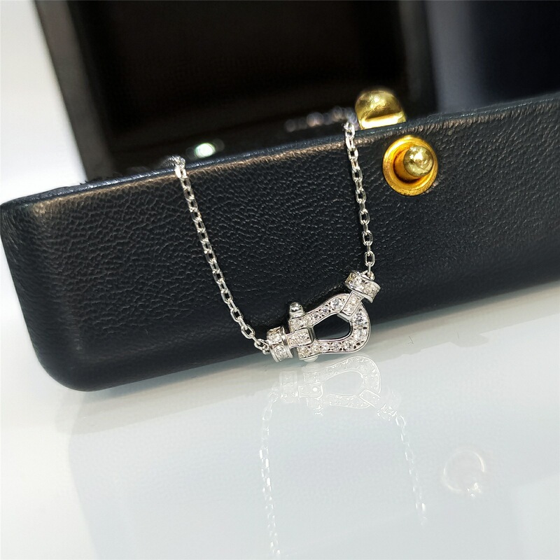 Full Diamond Mini Horseshoe Clasp Bracelet Necklace Clavicle Chain Sterling Silver Plated with 18K Gold for Women Niche Light Luxury Exquisite for Commuting
