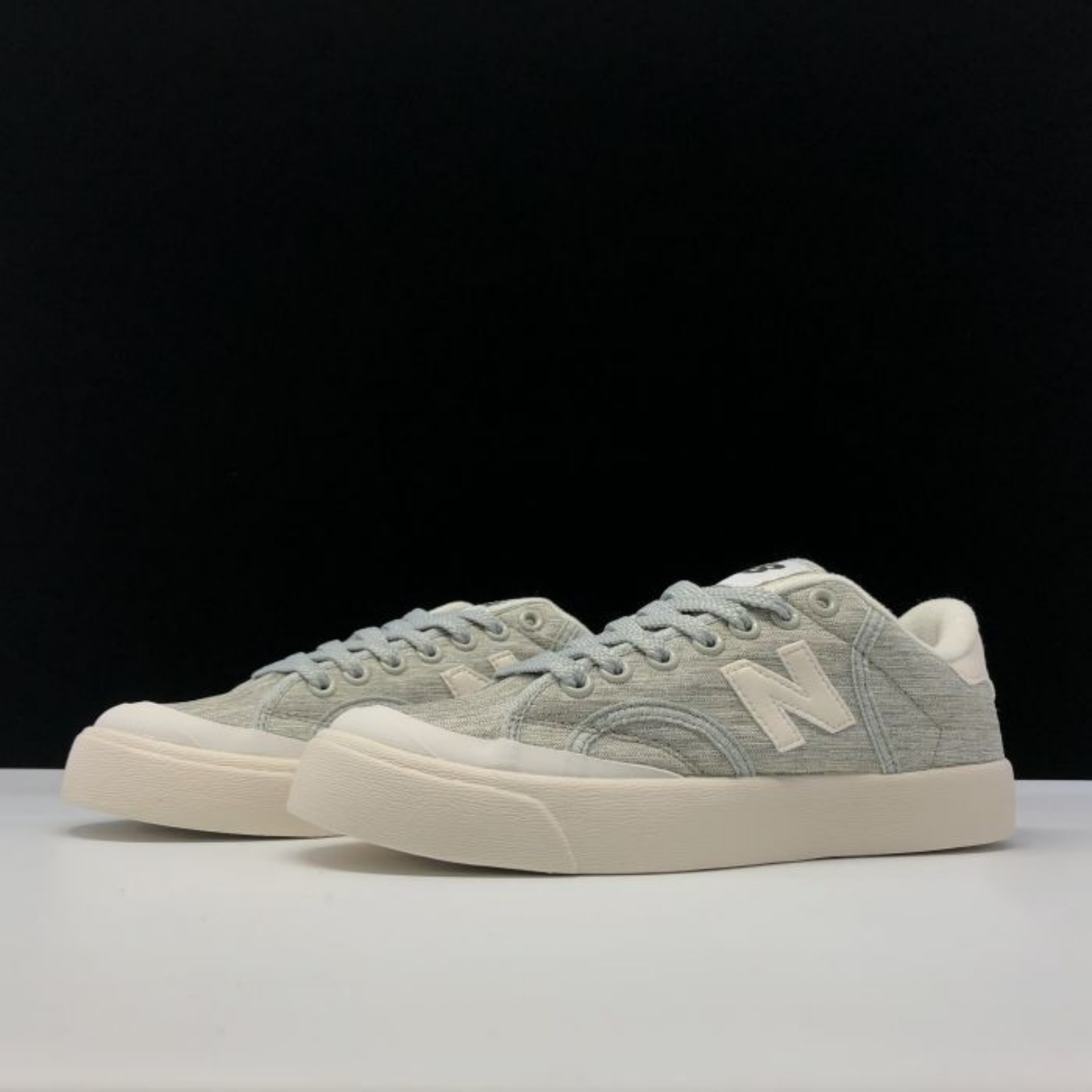 夏季男鞋潮流风向标：黑白色帆布小白鞋引领街头时尚