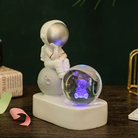 Космонавт, с медвежатами