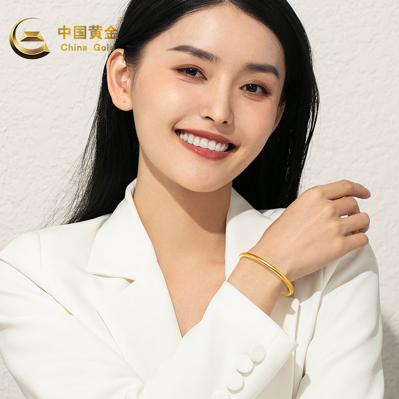 2026年黄金手镯素圈足金手链怎么选？生日送女友好礼必备