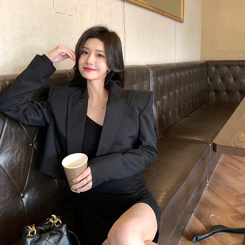 Black Short Style Design Sensation Small Crowdpadded Shoulder Suit Jacket Woman 2022 Early spring New advanced senses Little Subsuit