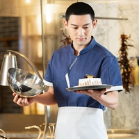 Синий топ с короткими рукавами.