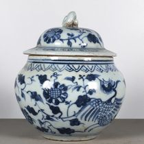 Antique porcelain antiques miscellaneous old kilns old porcelain blue and white hand-painted flowers and birds phoenix pattern small lidded jars ornaments old porcelain