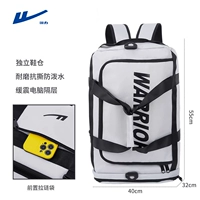 Белые туфли, рюкзак, сумка для путешествий