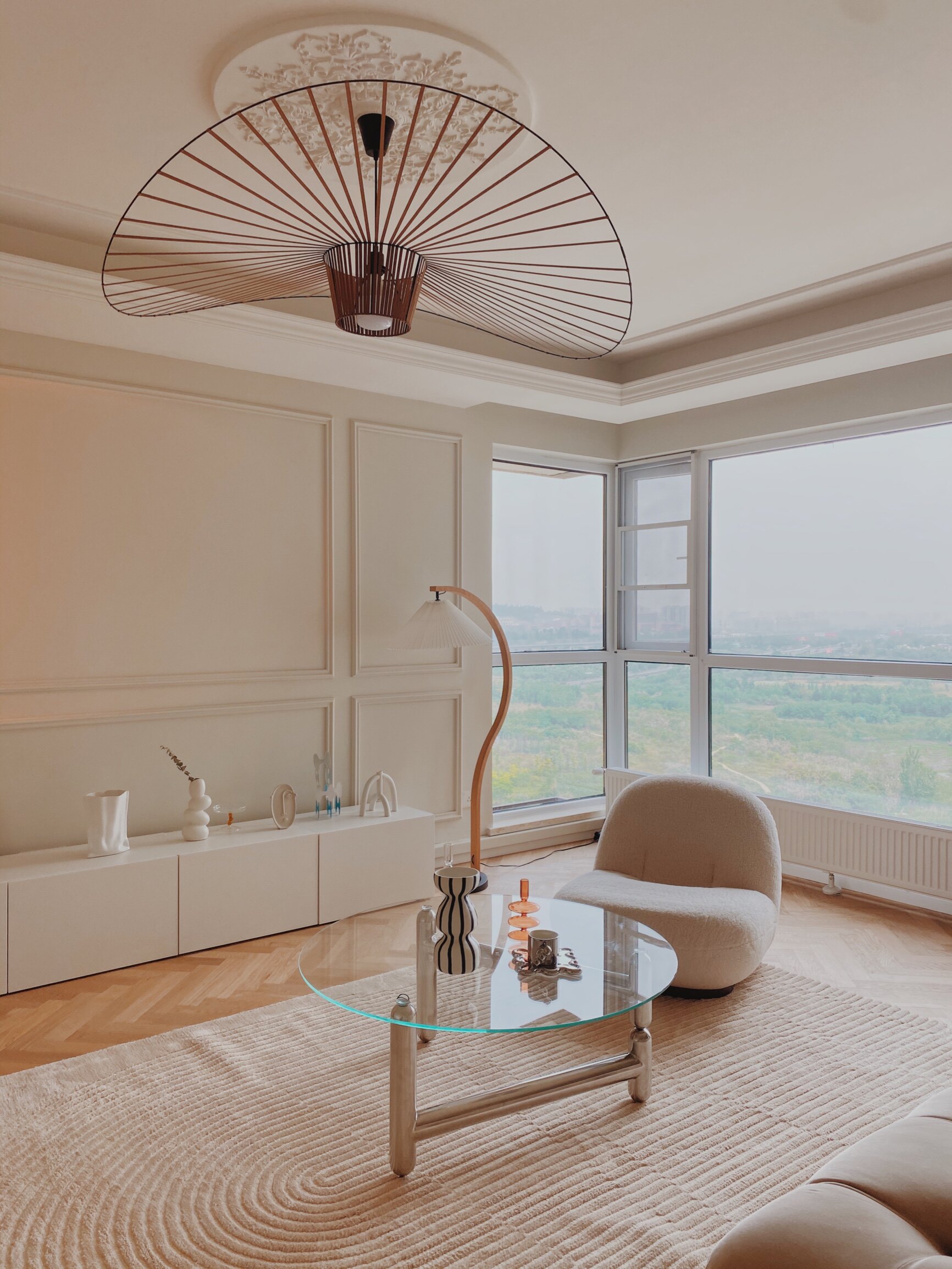 Medieval light luxury metal coffee table small apartment stainless steel round glass table size apartment modern minimalist net red table