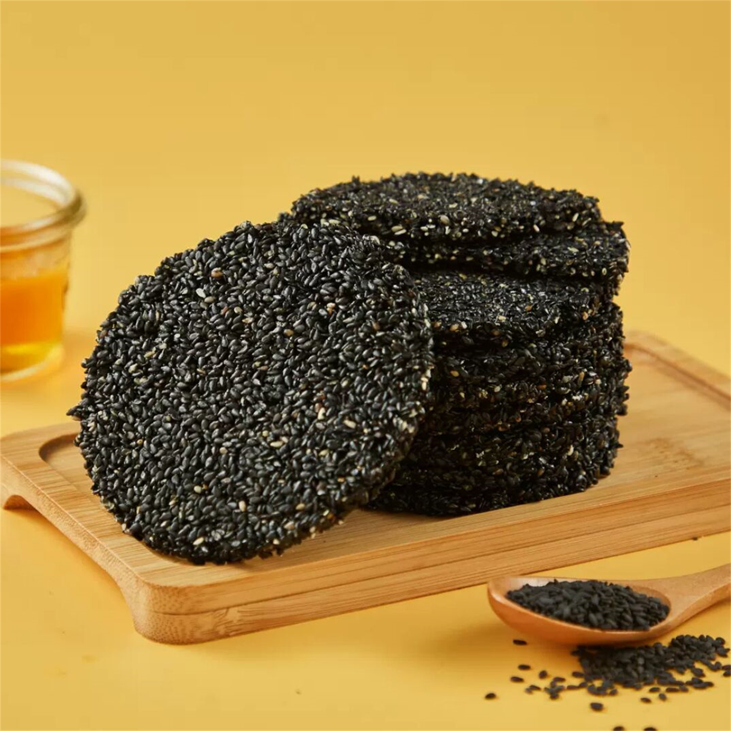 香甜酥脆的健康之选：揭秘盒马代购的235g蜂蜜黑芝麻饼