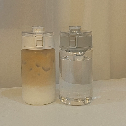 Та же самая летняя водяная чашка для Сяохонгу, японская простой пластиковая чашка с чайным перегородком, портативная, высокая температура и сопротивление капель, повседневная чашка