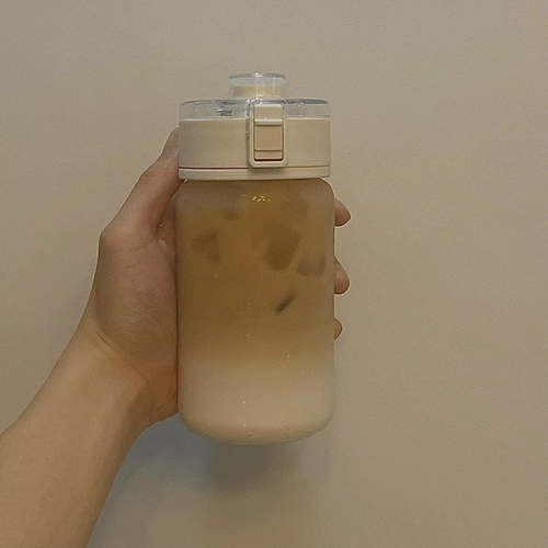 Та же самая летняя водяная чашка для Сяохонгу, японская простой пластиковая чашка с чайным перегородком, портативная, высокая температура и сопротивление капель, повседневная чашка