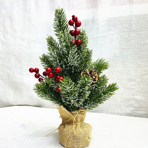 Имитация маленькой елки с выпавшим снегом, красными фруктами и сосновыми шишками, креативными украшениями для рабочего стола, мини-рождественской елкой в горшке, рождественскими украшениями