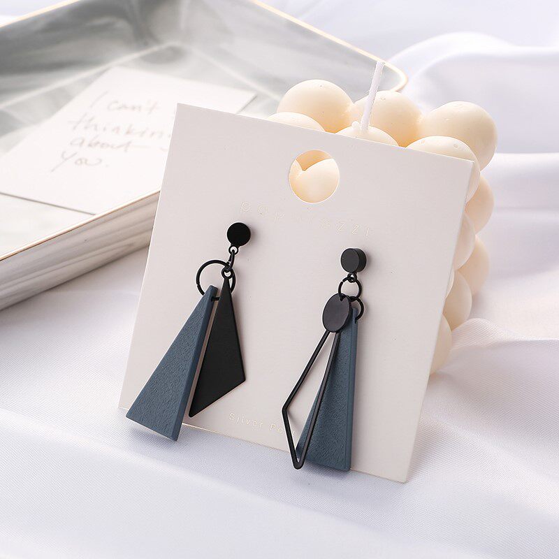 In 2023, the new tide wood smog blue cold wind appears thin asymmetric black earrings without ear holes