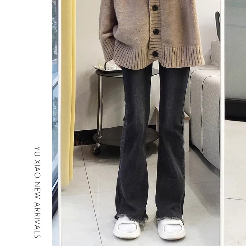 洋ナシ型のボディのわずかにブーツを履いた秋冬の女性用ジーンズとベルベットのハイウエストの大きいサイズの太さのmm痩身ローエッジストレッチフレアパンツ