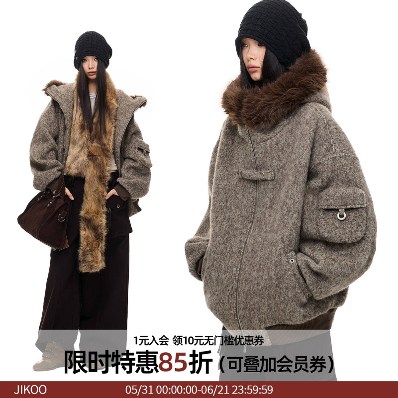 Jikoo【Sunset Boulevard】Design-Inspired Fur Collar Hooded Workwear Short Woolen Coat with Fleece Lining for Women Jikoo【Sunset Boulevard】Design-Inspired Fur Collar Hooded Workwear Short Woolen Coat with Fleece Lining for Women