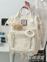 Красивый белый со сливочным медведем