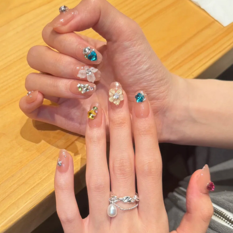 Summer Ice Flower Handmade Short Nails Island Style 3D Carved Rhinestone Soda Nude Color Manicure 2026 New Style