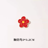 Маленький красный цветок в сливовом сердце