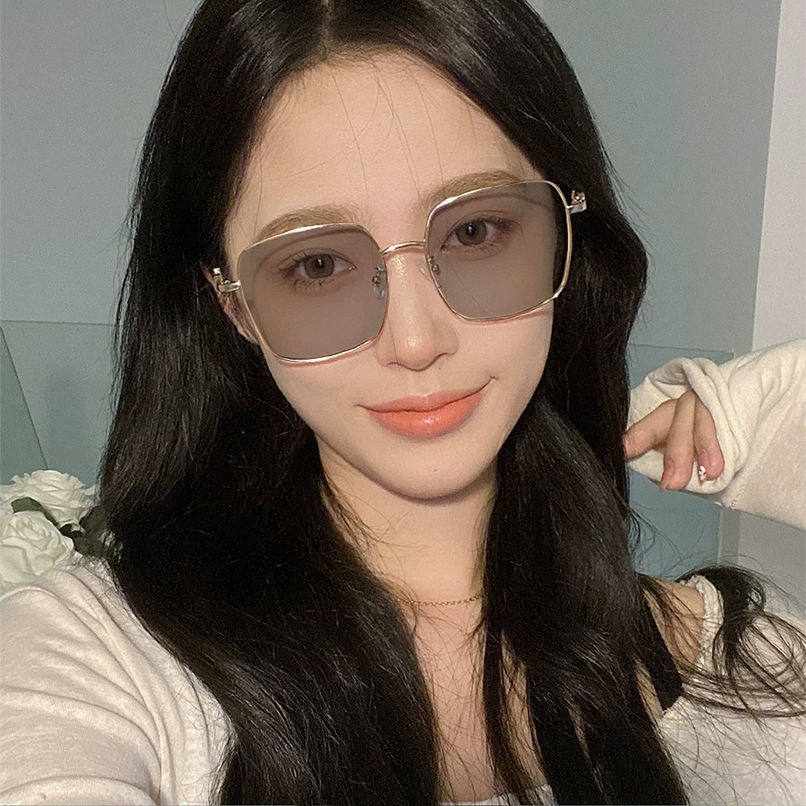Instagram-Worthy Color-Changing Glasses for Women with Prescription, Ultra-Light, Large Square Frame, Korean Style, Anti-Blue Light Radiation, Eye Protection, Non-Prescription Glasses
