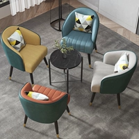 Четыре стулья и один стол (обратите внимание на цвет)