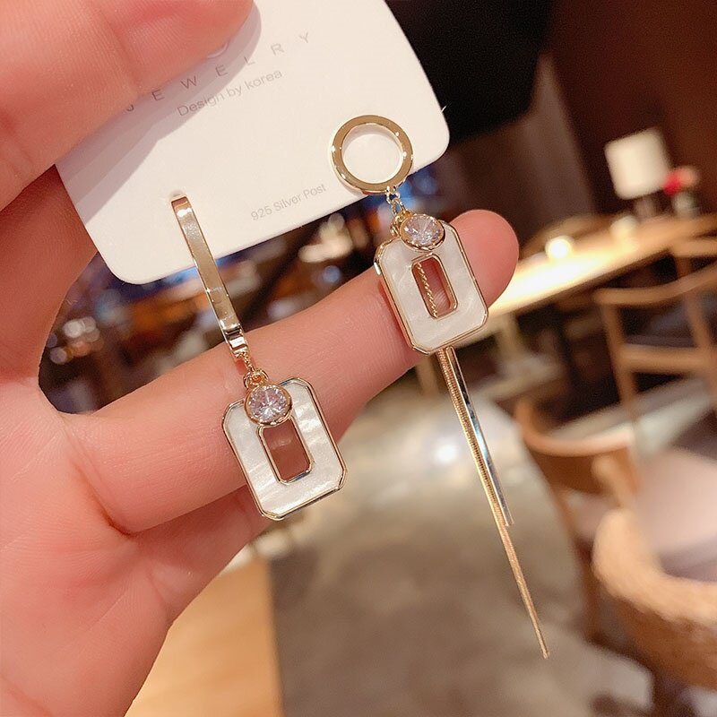 Earrings ins high cold Europe and the United States 2021 new trendy style high-end light luxury short hair earrings suitable for round faces