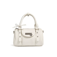 Модель White Boston стоит на прилавке с подарочным пакетом.