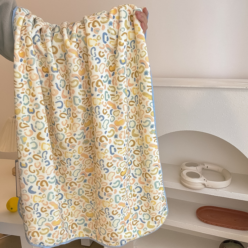 Printed Dopamine Leopard Print Coral Fleece Bath Towel, Quick-Drying, Water-Absorbent, Enlarged and Thickened, Household Adult Bath Towel, Hair Drying Cap