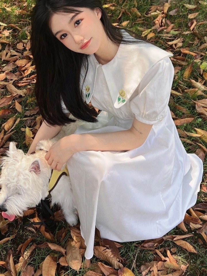 白色娃娃领连衣裙