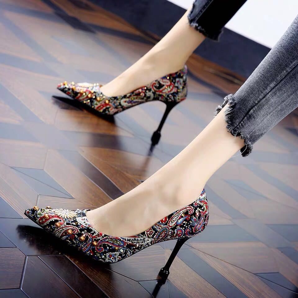 High heel shoe woman fine heel rivet pointy 2019 new stylish floral bouquet water drill wedding shoes French Shallow Mouth Single Shoes