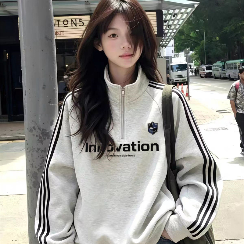 American High Street Style Three-Stripe Stand Collar Half-Zip Sweatshirt for Women, Autumn and Winter 2026, Loose Korean Style, Relaxed College Jacket American High Street Style Three-Stripe Stand Collar Half-Zip Sweatshirt for Women, Autumn and Winter 2026, Loose Korean Style, Relaxed College Jacket
