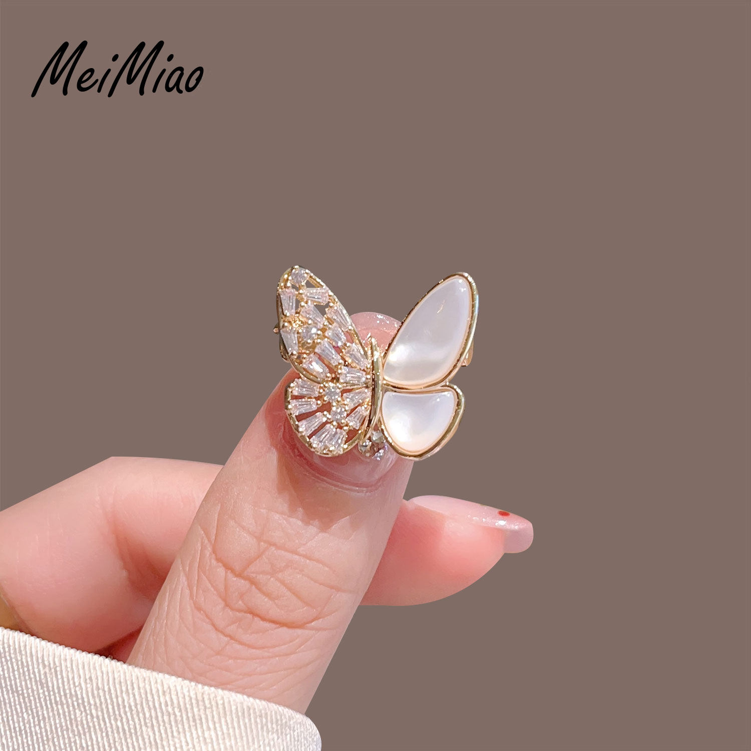 High-end, exquisite, and fashionable mother-of-pearl butterfly brooch; sophisticated design; unique brooch; anti-exposure; high-end accessory.