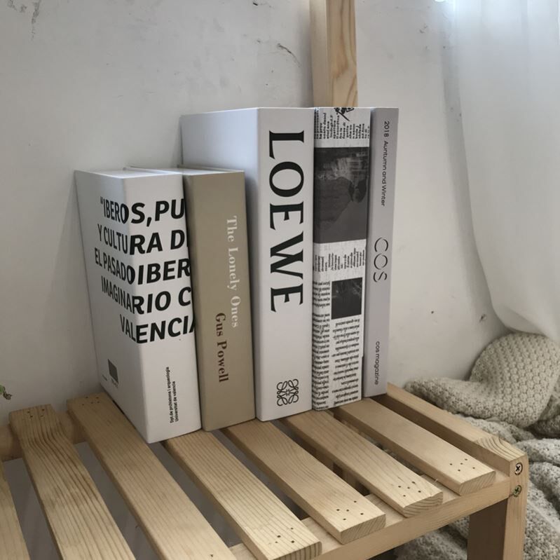 Net red photo area layout decoration shooting props small items display clothing store net red punch card boy desk