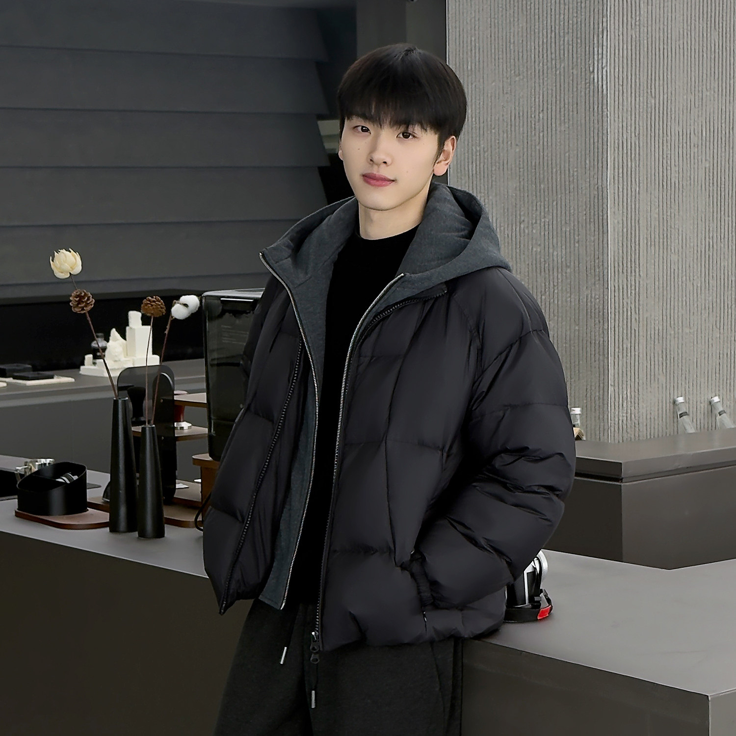 Модный свитер с капюшоном 