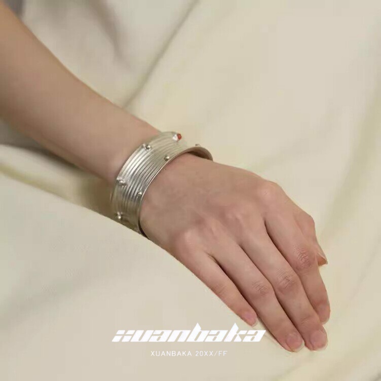 [Same Style as Song Jia] [Red] Series Round Water Ripple Design Wide Bracelet with Gemstones Inlaid, High-End, Exquisite, and Simple