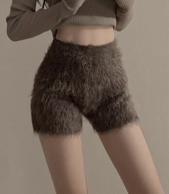 The new fluffy shorts for autumn and winter are suitable for women to wear as outerwear. They are high-waisted, slimming, and sexy. They are close-fitting, hot pants, and leggings