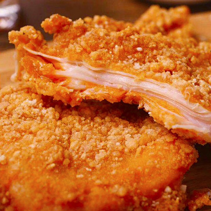 清真风味的家庭装油炸鸡排：餐桌上的便捷美味