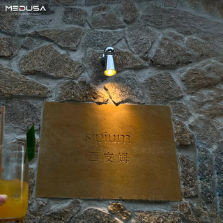 Mittelalterlicher industriestil, bauhaus-eingangstreppe, kleine wandlampe, amerikanischer retro-café-wandtürschild-spotlight