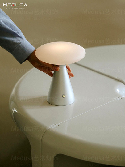 西班牙KONOS便携式台灯简约现代阅读灯触摸式调光充电氛围床头灯