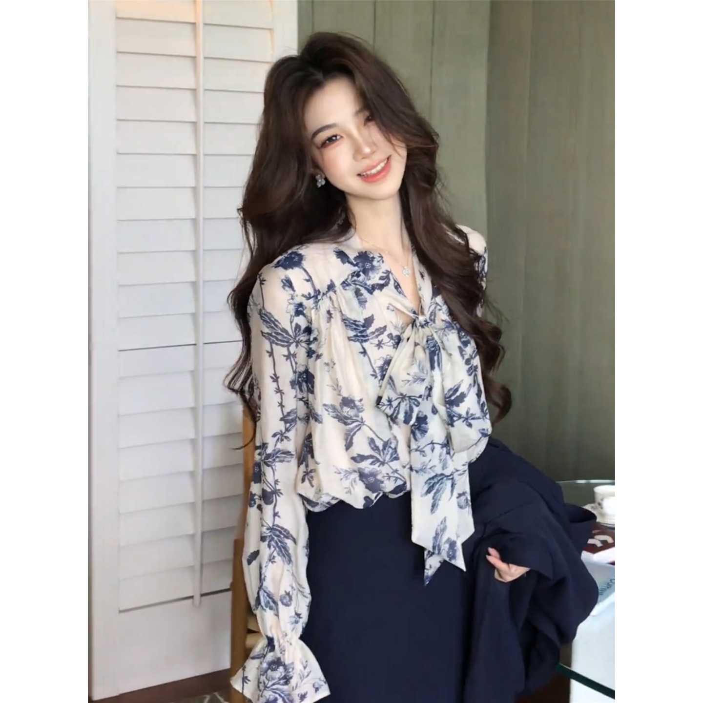 Французская высококачественная рубашка с цветочным воротником и шарфом с длинными рукавами, женская осенняя новинка 2025 года, шифоновая маленькая рубашка, дизайнерская ниша