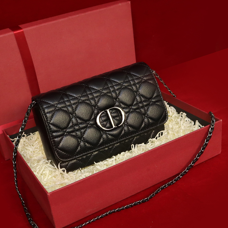 Trendy Quilted Chain Bag for Women 2026 New Luxury Versatile Shoulder Crossbody Bag Fashionable Classic Small Square Bag Trendy
