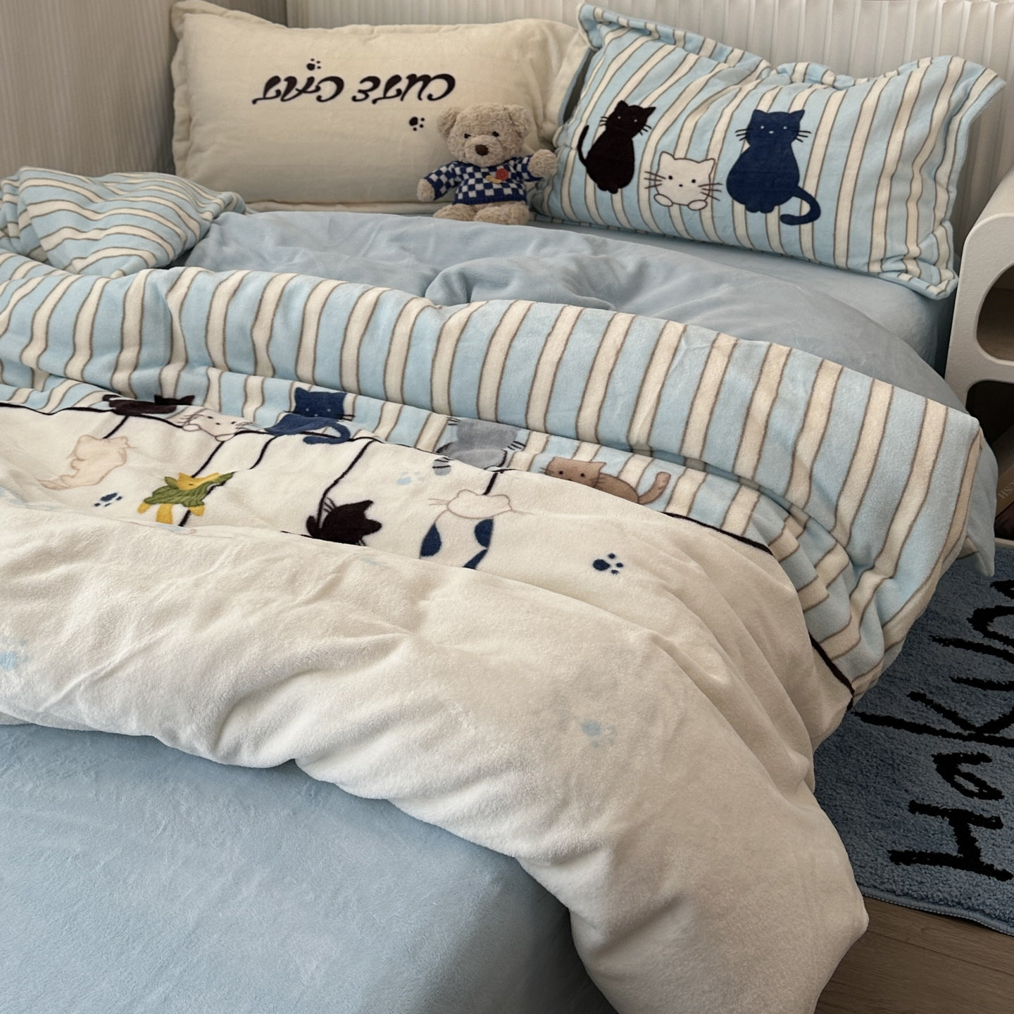 Корейский комплект из четырех частей из утолщенного молочного бархата ins blue striped cat, зимняя детская бархатная утолщенная простыня из трех частей Изображение 1